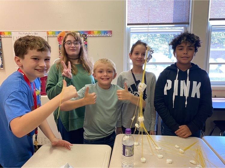 students with marshmallow tower 